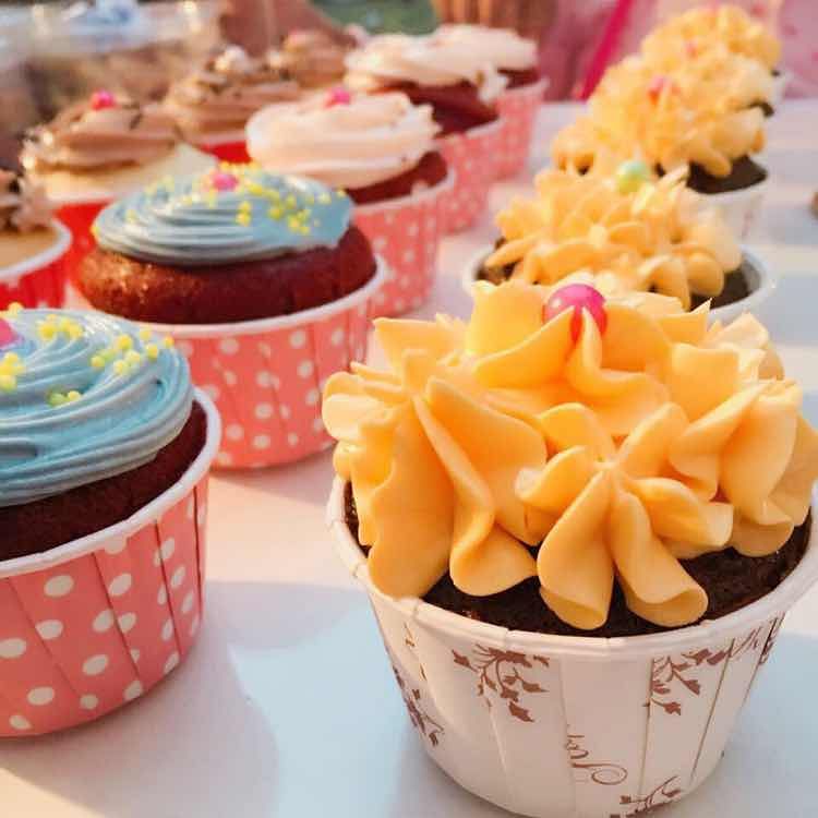 Food,Sugar paste,Buttercream,Cake decorating,Yellow,Icing,Baking cup,Cupcake,Baking,Dessert