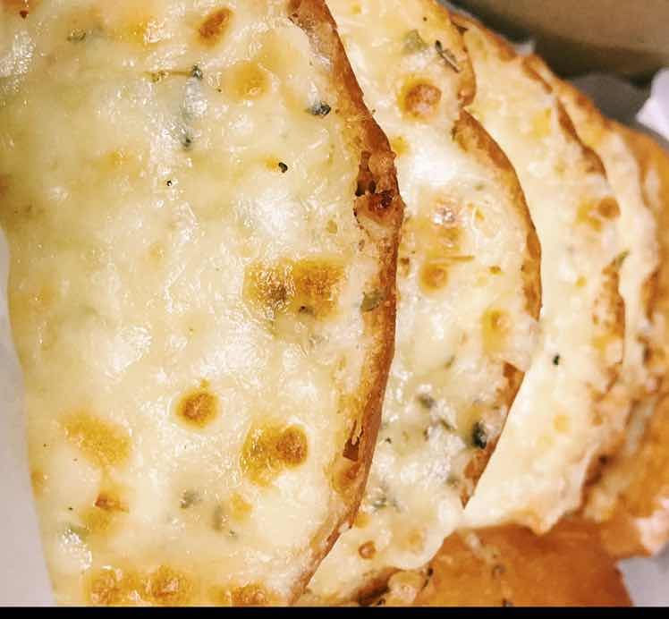 Dish,Food,Cuisine,Naan,Kulcha,Ingredient,Baked goods,Staple food,Flatbread,Garlic bread