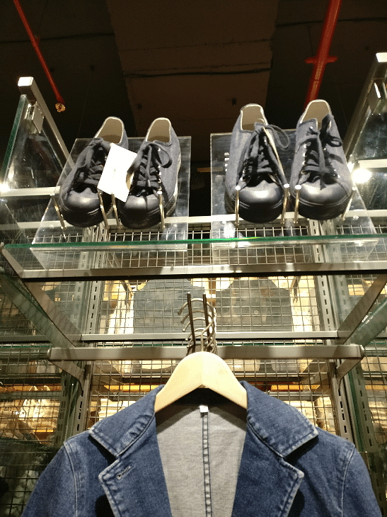 Footwear,Jeans,Shoe,Denim,Sportswear,Display window,Symmetry,Space,Shirt,Sleeve