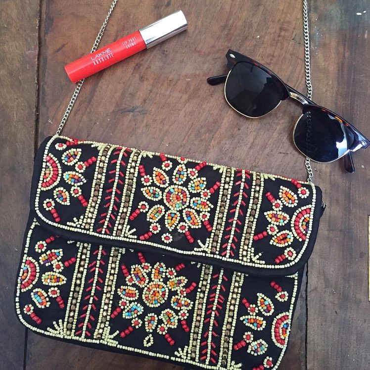 Glasses,Eyewear,Visual arts,Pattern,Design,Bag,Textile,Fashion accessory,Motif,Sunglasses