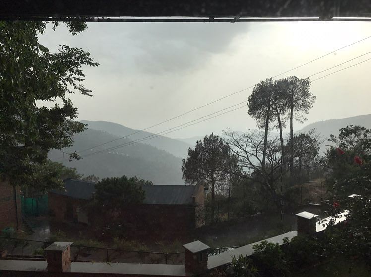 Sky,Cloud,Atmospheric phenomenon,Tree,Morning,Hill station,Atmosphere,Mountain,Leaf,House