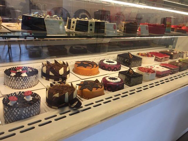 Pâtisserie,Bakery,Food,Baking,Display case,Dessert,Sweetness,Cuisine,Pastry,Chocolate