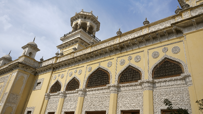 Classical architecture,Building,Architecture,Landmark,Facade,Arch,Sky,Place of worship,Historic site,Palace