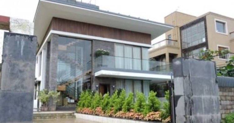 Property,Building,House,Real estate,Home,Architecture,Facade,Roof,Condominium,Commercial building