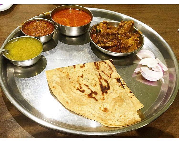 Dish,Food,Cuisine,Ingredient,Chapati,Roti,Punjabi cuisine,Naan,Paratha,Indian cuisine