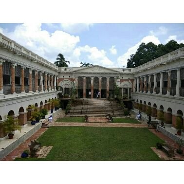 Building,Palace,Courtyard,Architecture,Estate,Mansion,Official residence,Classical architecture,Grass,Hacienda