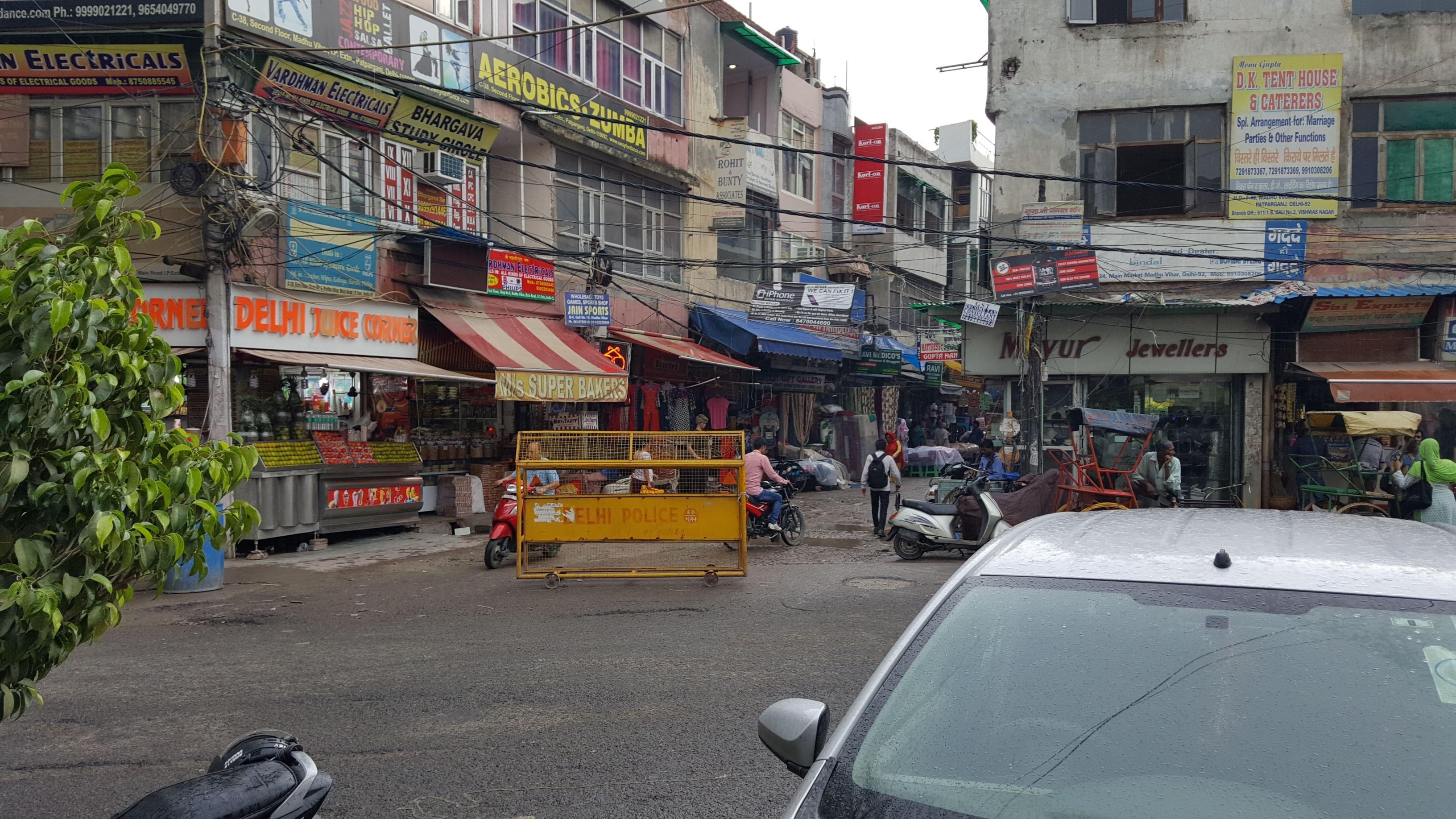 Town,Neighbourhood,Mode of transport,Transport,Vehicle,Street,Car,Building,Road,Thoroughfare