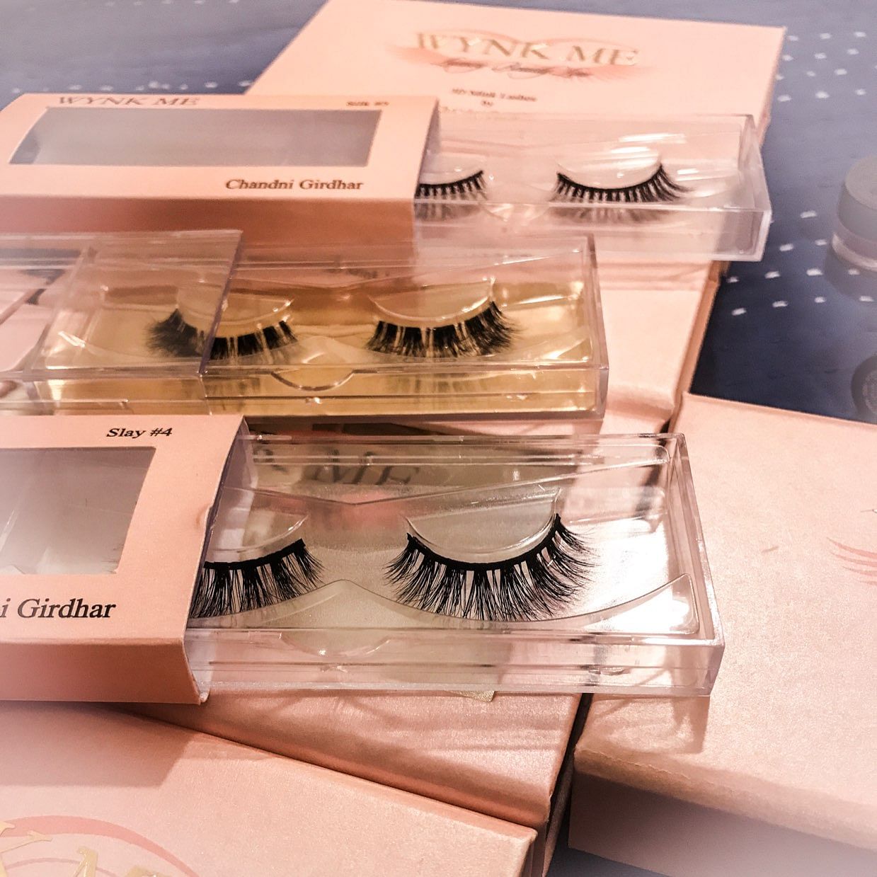 Eyelash,Eye,Cosmetics,Organ,Eyelash extensions,Material property,Box