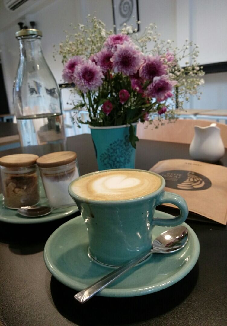 Cup,Serveware,Saucer,Cup,Coffee cup,Tableware,Dishware,Porcelain,Teacup,Table