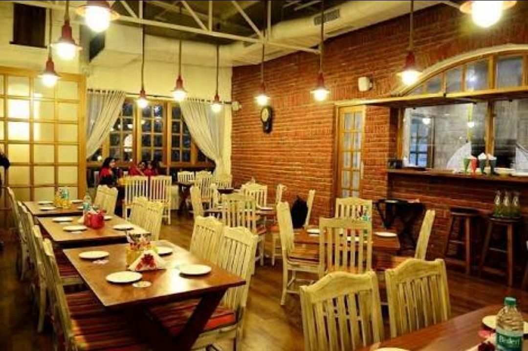 Restaurant,Building,Café,Room,Tavern,Interior design,Table,Furniture,Log cabin,Coffeehouse