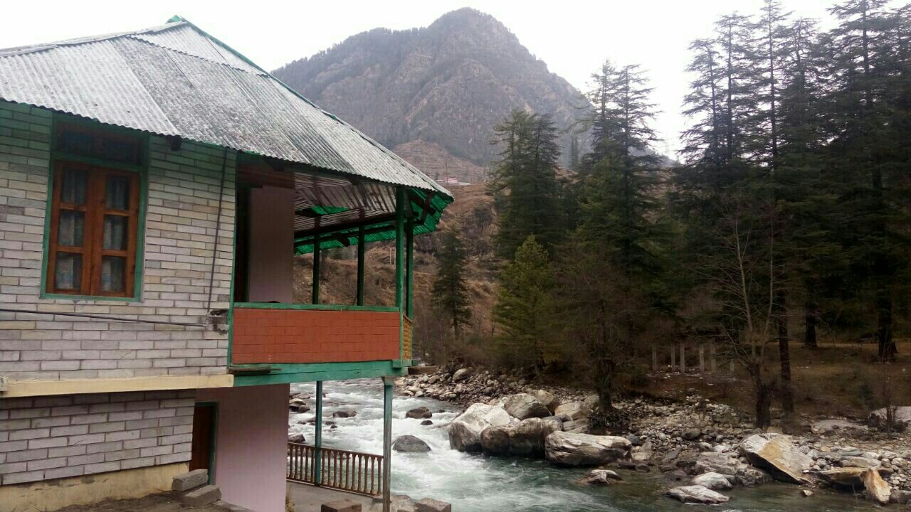 Water,Hill station,Hut,House,Mountain,Log cabin,Cottage,Tree,Building,Watercourse