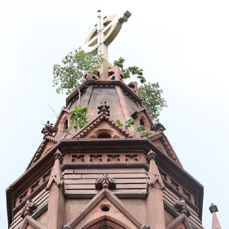 Landmark,Architecture,Building,Facade,Monument,Classical architecture,Steeple,Statue,Place of worship,Church