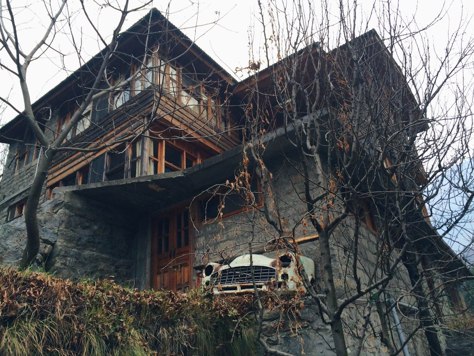 House,Motor vehicle,Tree,Building,Home,Architecture,Roof,Car,Vehicle,Branch