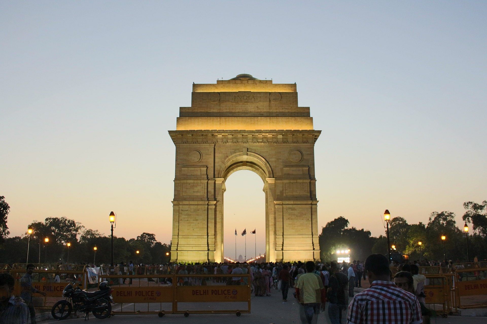 Arch,Triumphal arch,Landmark,Architecture,Monument,Sky,Evening,City,Tourism,National historic landmark