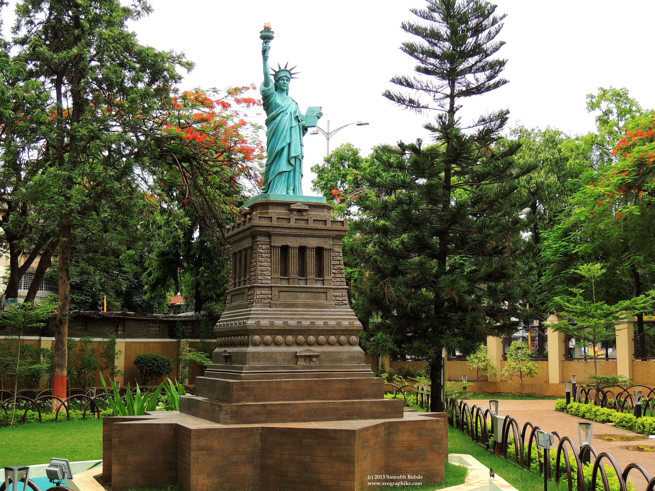 Memorial,Landmark,Tree,Statue,Monument,Historic site,Architecture,Park,Plant,Tourism