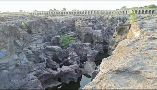 Formation,Rock,Badlands,Escarpment,Outcrop,Bedrock,Geological phenomenon,Cliff,Wadi,Fault