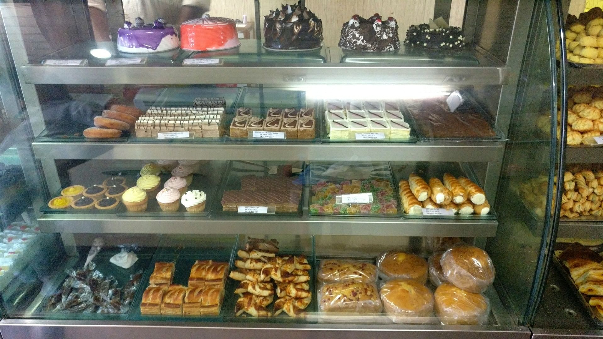 Bakery,Pâtisserie,Food,Display case,Pastry,Cuisine,Delicatessen,Baking,Baked goods,Dish