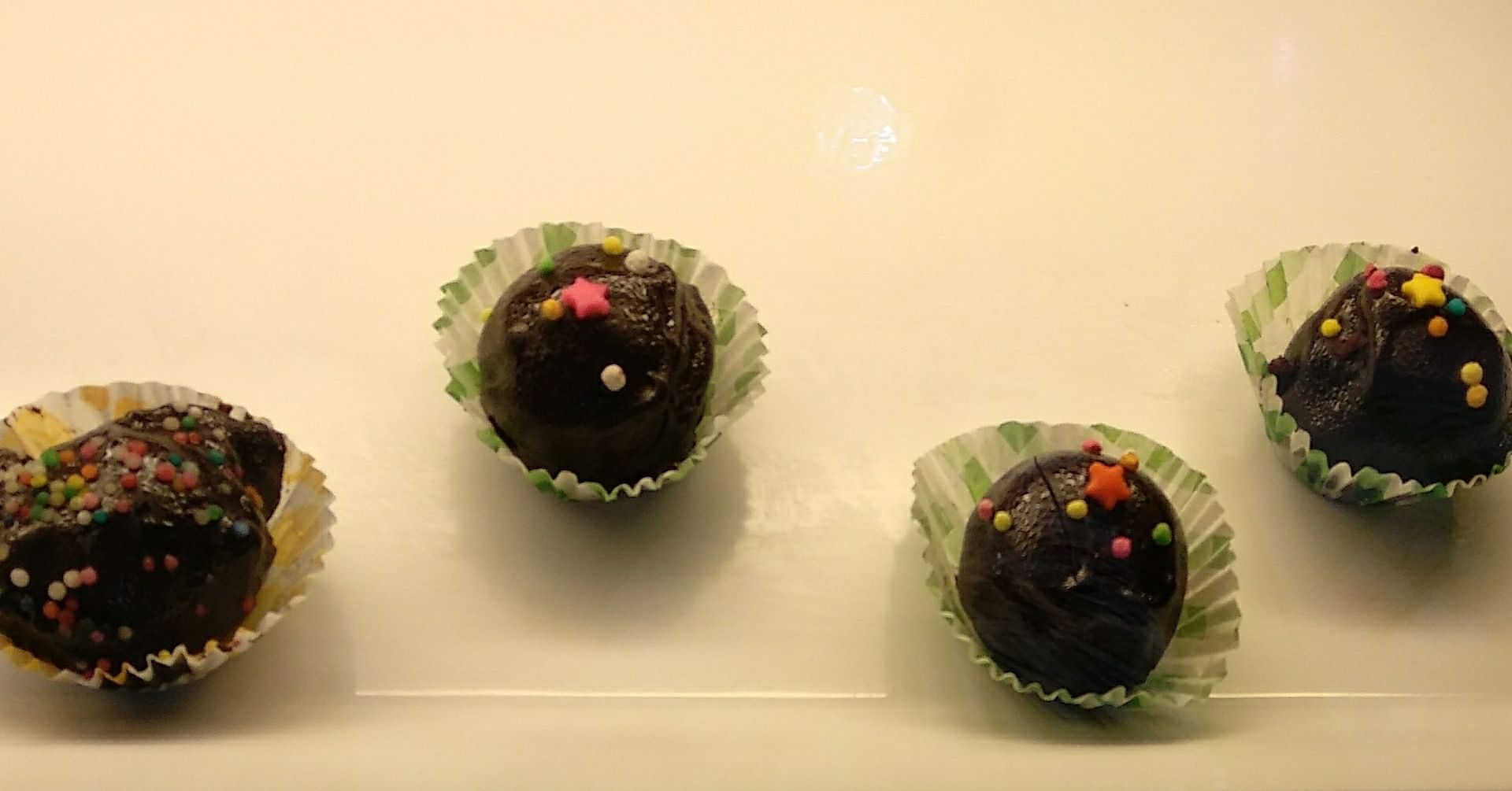 Rum ball,Bonbon,Chocolate,Sweetness,Praline,Food,Confectionery,Chocolate truffle,Petit four,Cuisine