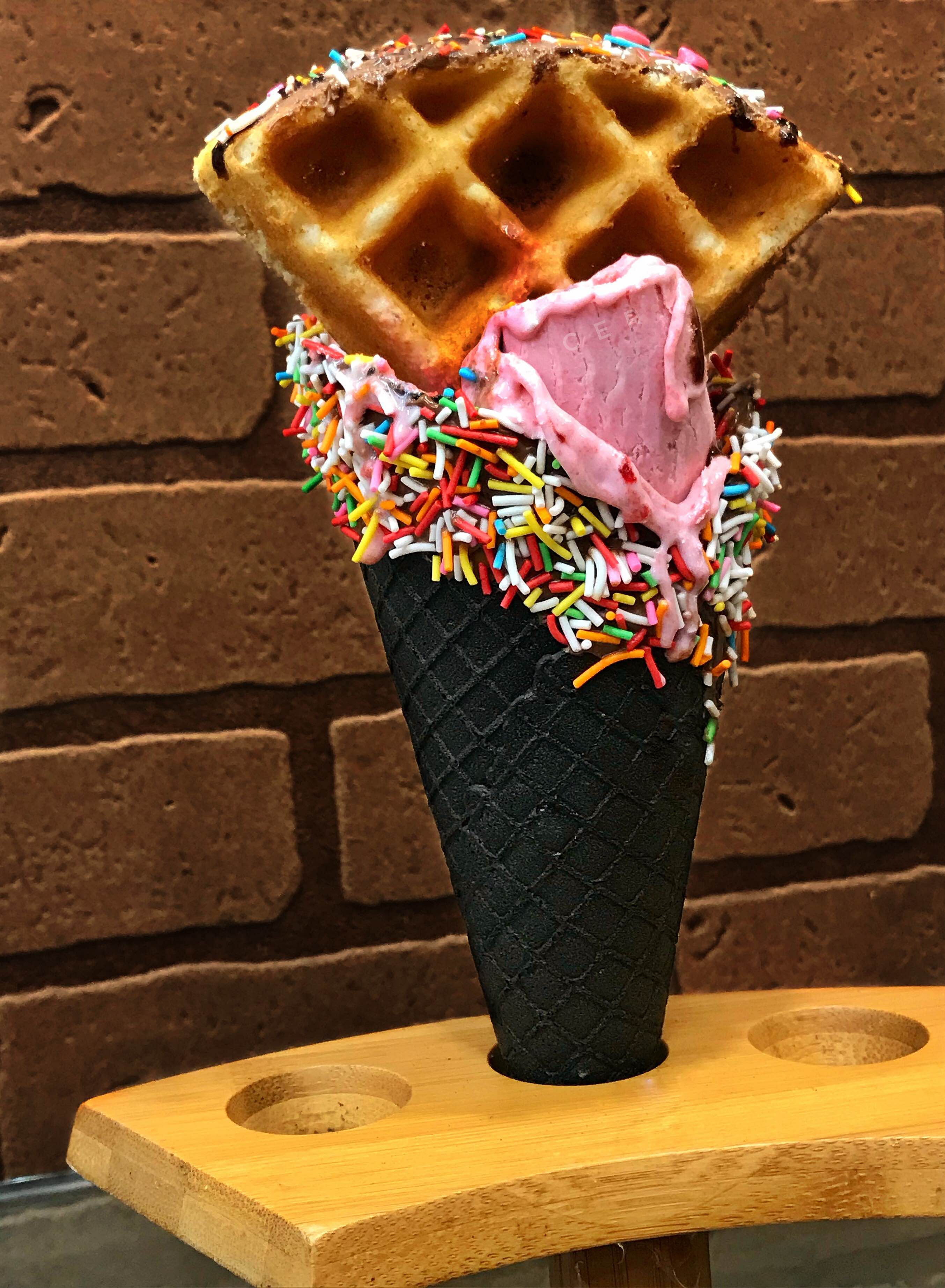 Ice cream cone,Dessert,Food,Sprinkles,Sorbetes