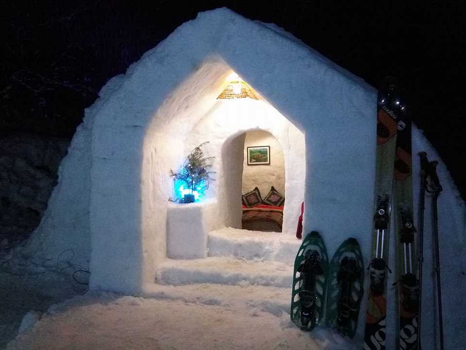 Holy places,Arch,Ice hotel,Architecture,Building,House,Igloo,Room,Snow,Chapel