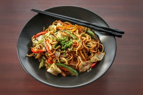 Dish,Food,Cuisine,Fried noodles,Drunken noodles,Noodle,Yakisoba,Lo mein,Chow mein,Yaki udon