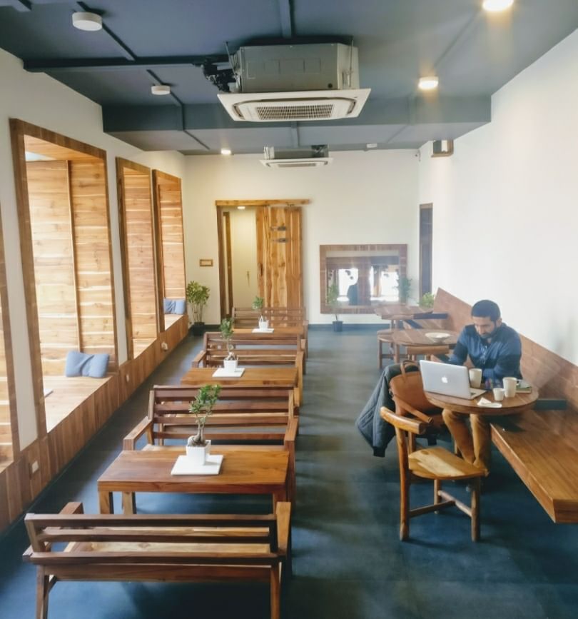 Room,Building,Interior design,Ceiling,Furniture,Table,Architecture,House,Floor,Daylighting