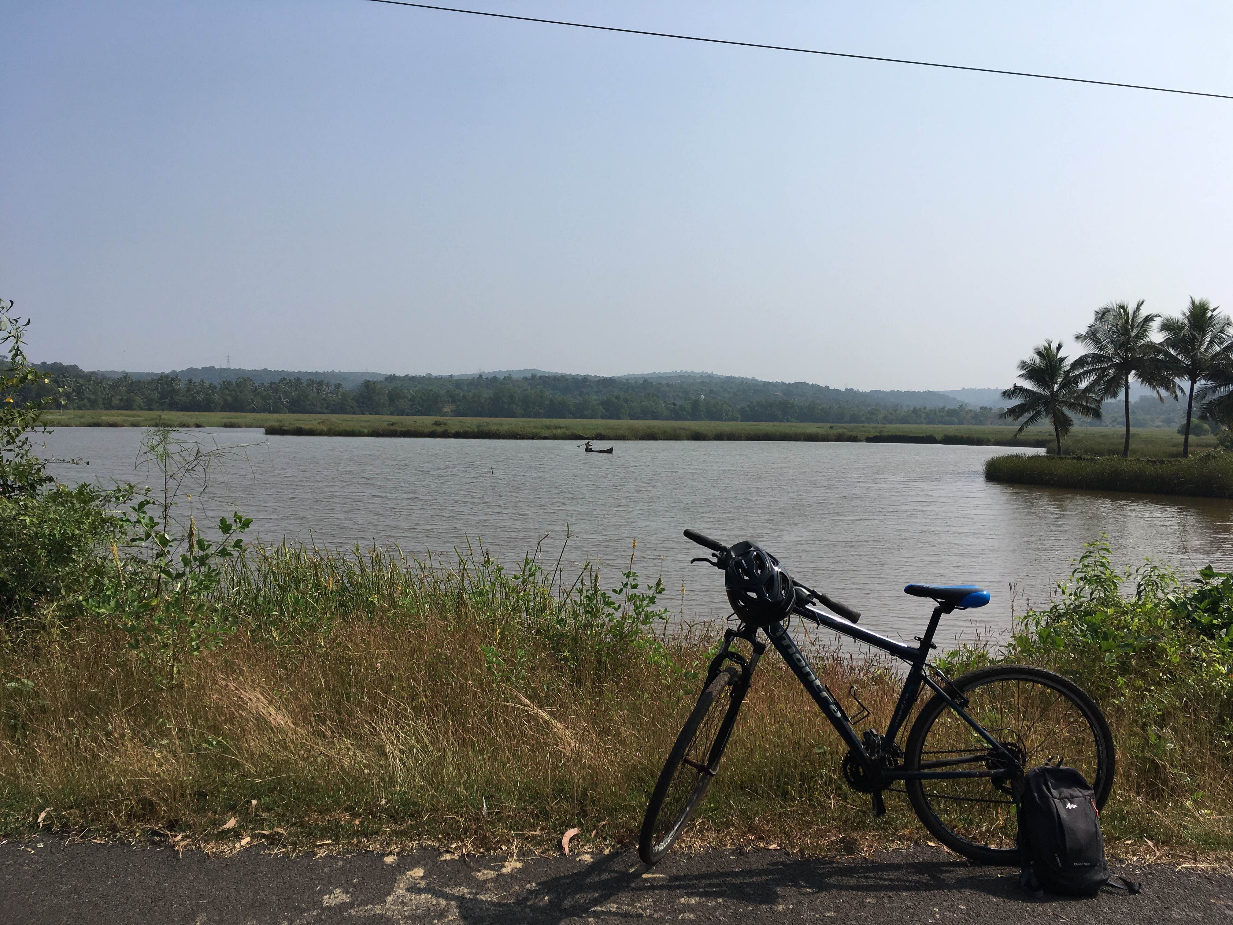 Bicycle,Cycling,Mountain bike,Bicycle wheel,Vehicle,Natural environment,River,Morning,Tree,Reservoir