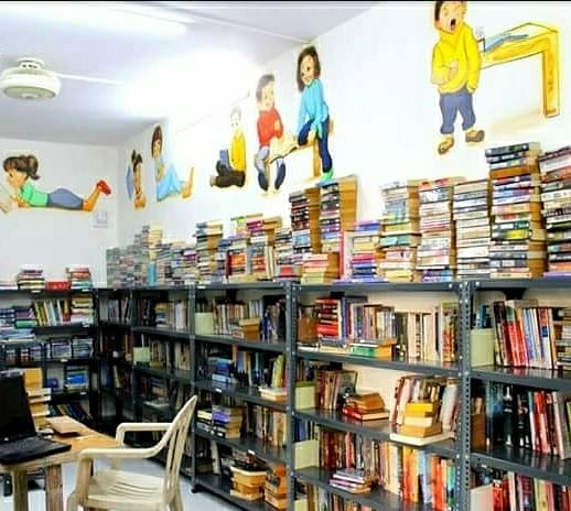 Bookcase,Shelf,Shelving,Library,Bookselling,Building,Furniture,Public library,Room,Book