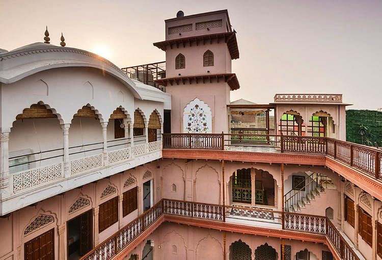 Architecture,Building,Landmark,Arch,House,Roof,Balcony,Historic site,Facade,Palace