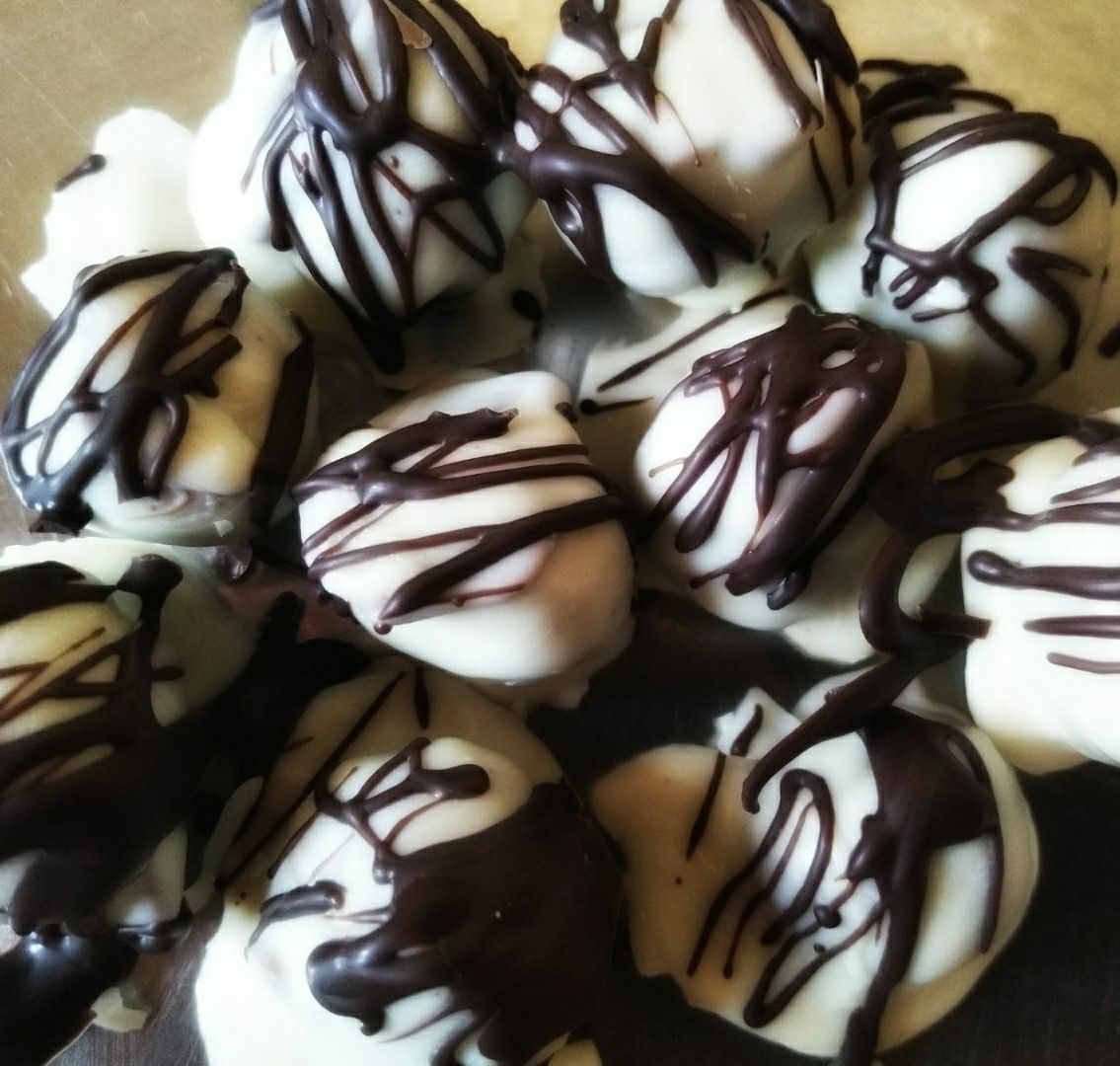 Food,Chocolate,Profiterole,Cuisine,Chocolate truffle,Petit four,Dessert,Praline,Bonbon,Sweetness