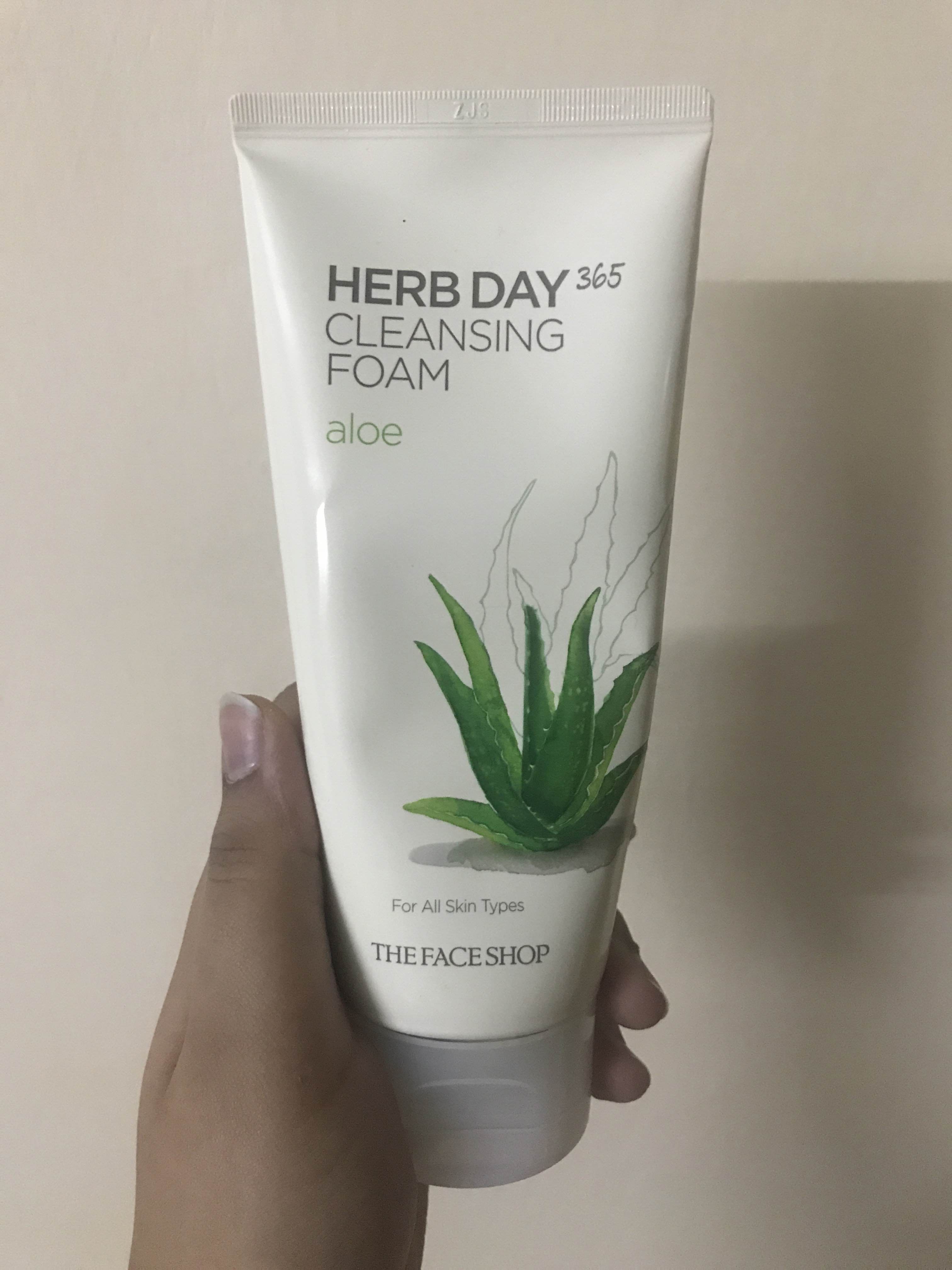 Aloe,Product,Xanthorrhoeaceae,Succulent plant,Hand,Botany,Plant,Skin care,Herbal,Cream