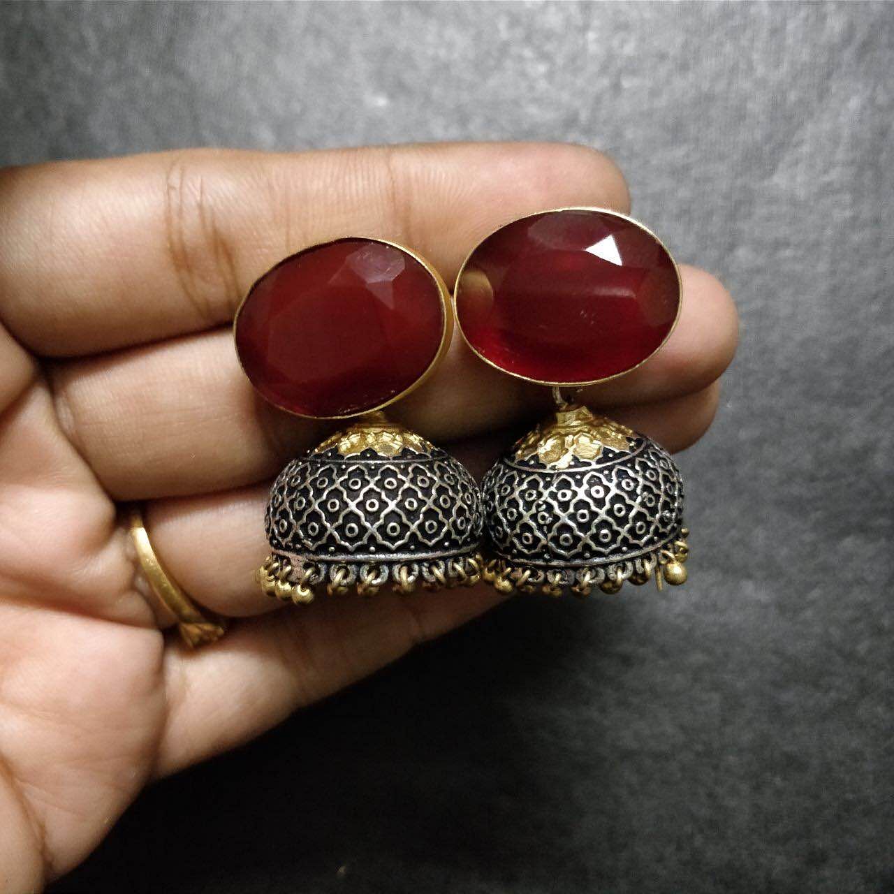 Jewellery,Red,Fashion accessory,Body jewelry,Ruby,Finger,Gemstone,Ring,Gold,Metal
