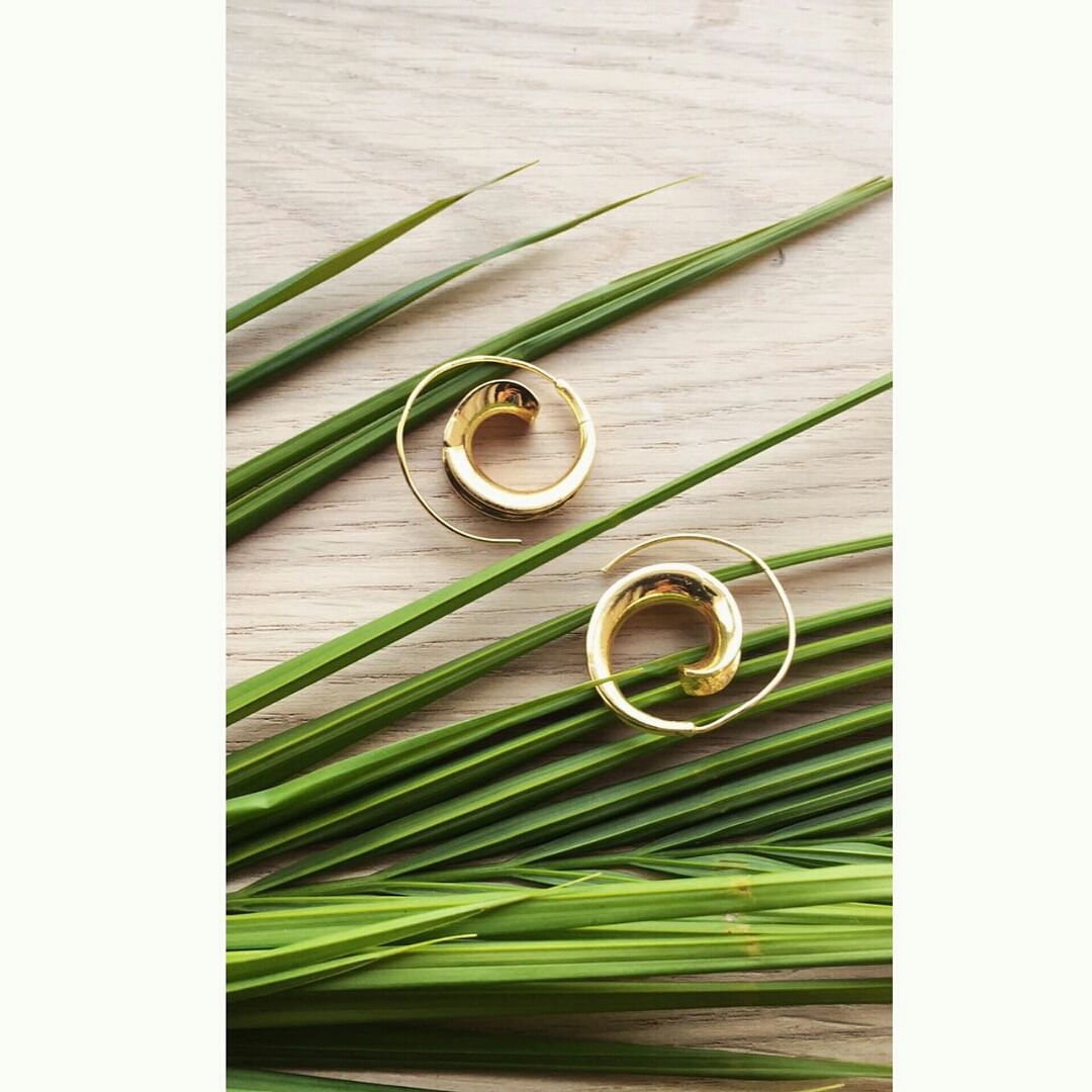 Green,Grass,Leaf,Plant,Grass family,Fashion accessory,Metal,Lemongrass,Jewellery,Ring