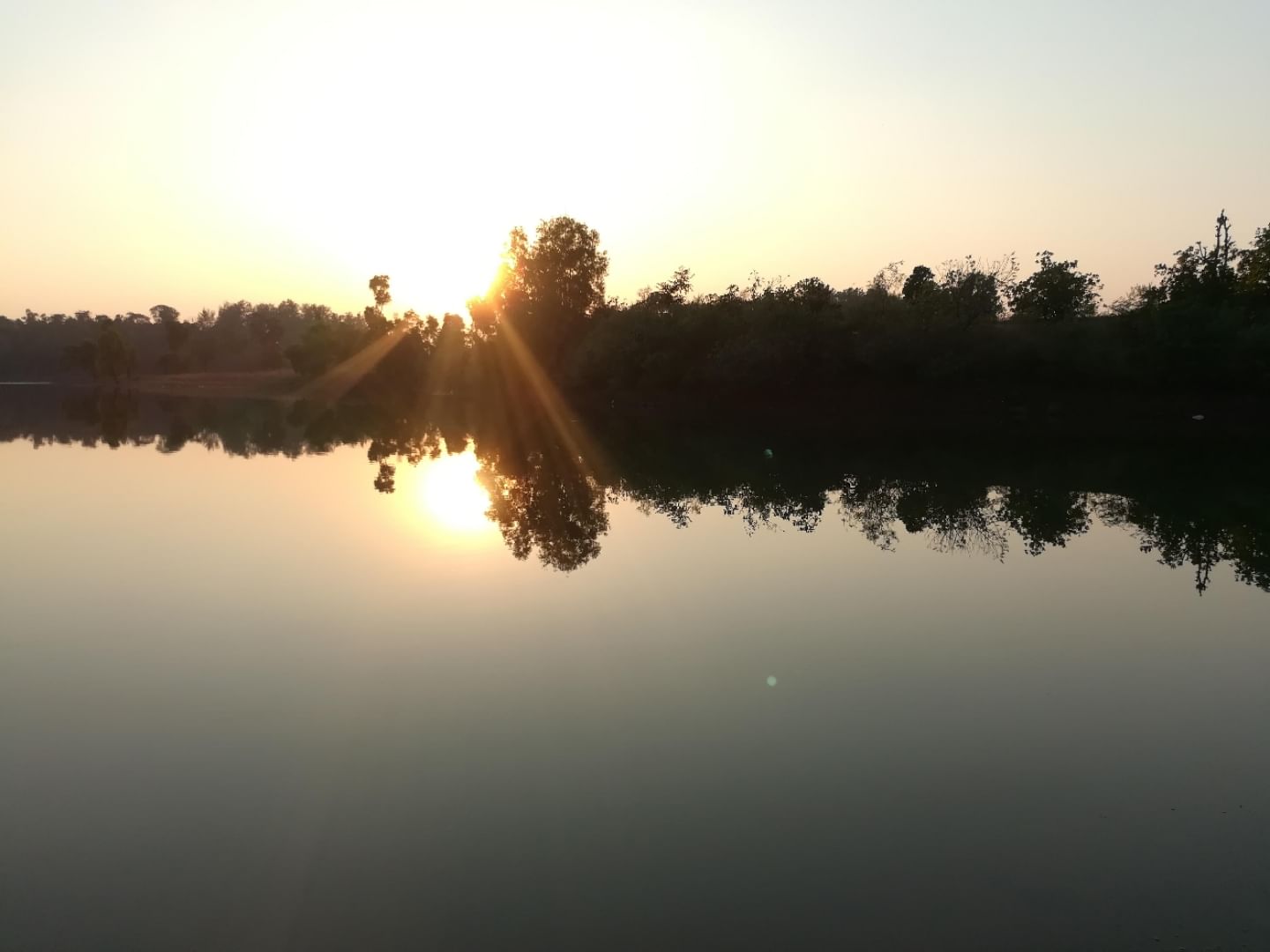 Sky,Reflection,Water,Nature,Water resources,Atmospheric phenomenon,Lake,Morning,Cloud,Light