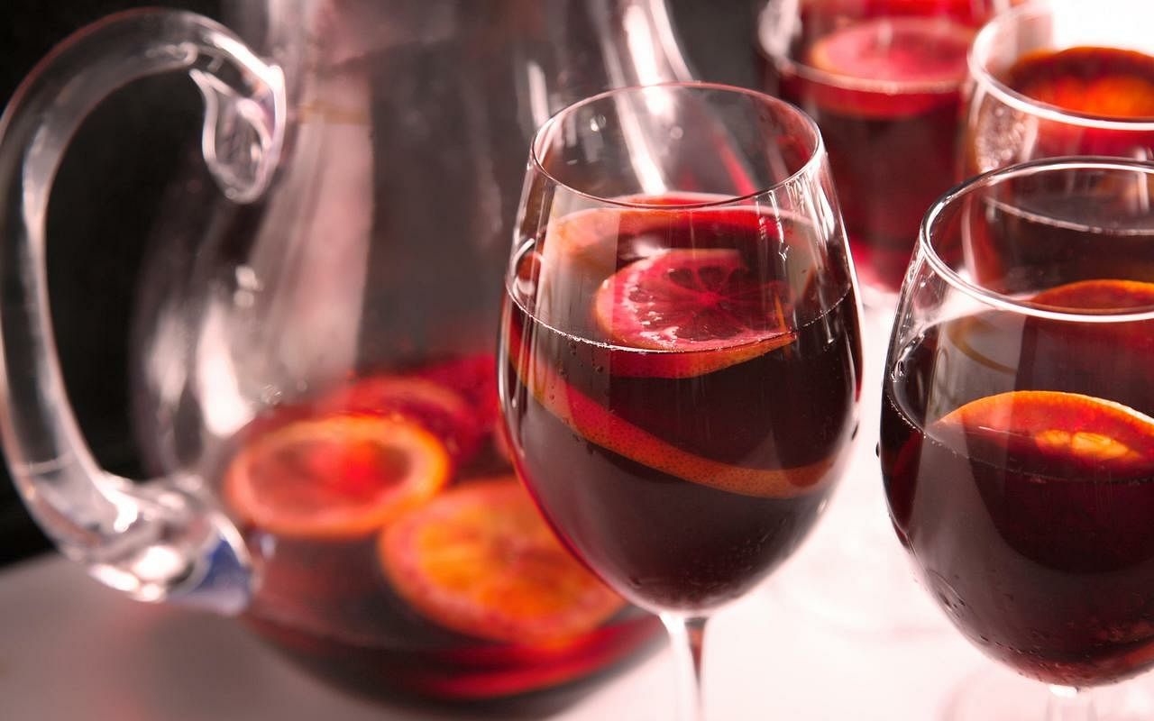 Drink,Alcoholic beverage,Wine glass,Tinto de verano,Kalimotxo,Red wine,Sangria,Wine,Cocktail,Stemware