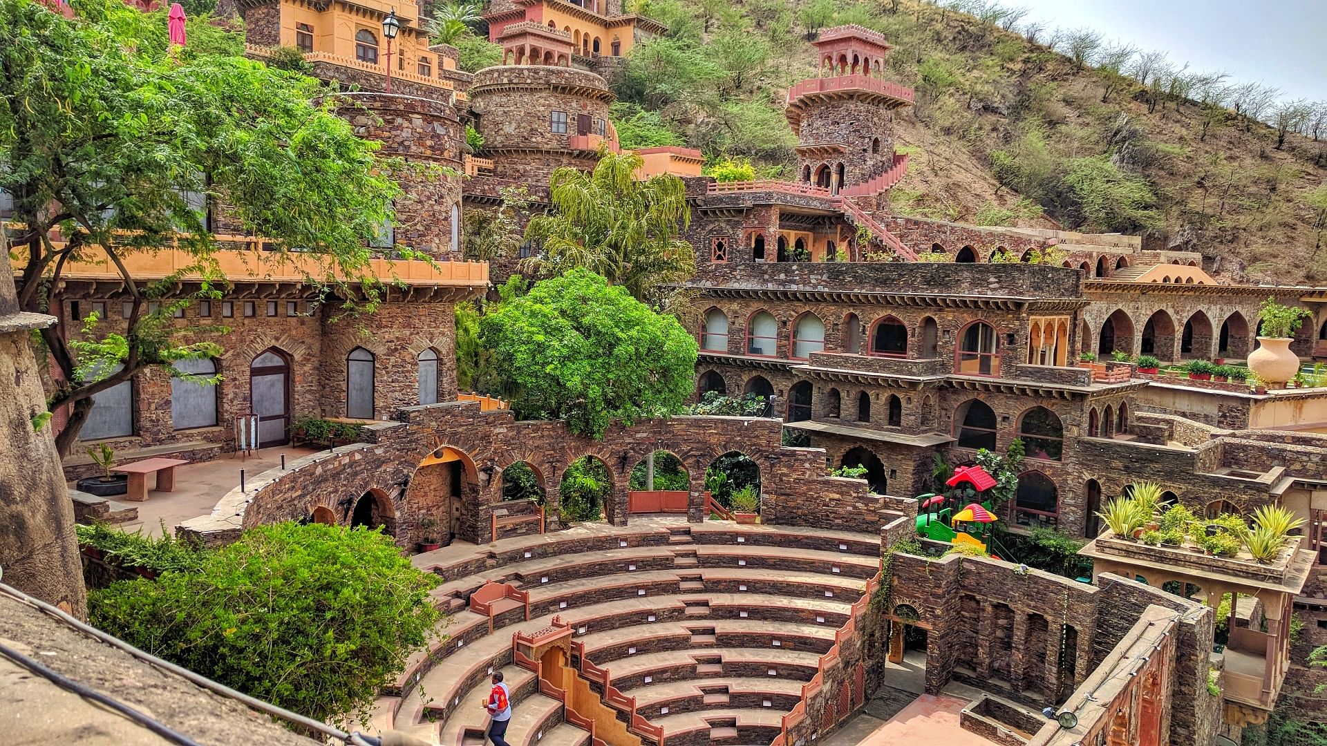 Landmark,Historic site,Building,Ancient history,Architecture,Human settlement,Tourism,Ruins,History,Amphitheatre