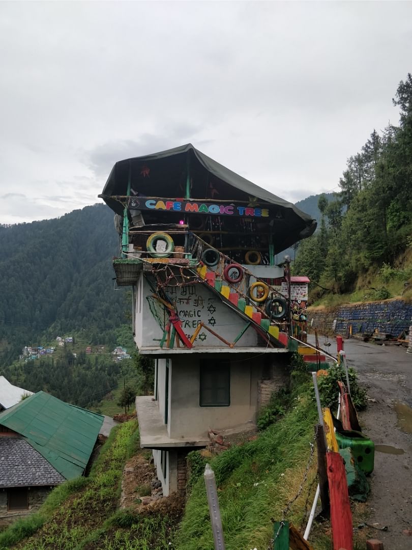 Hill station,Mountain,Geological phenomenon,Roof,Mountain range