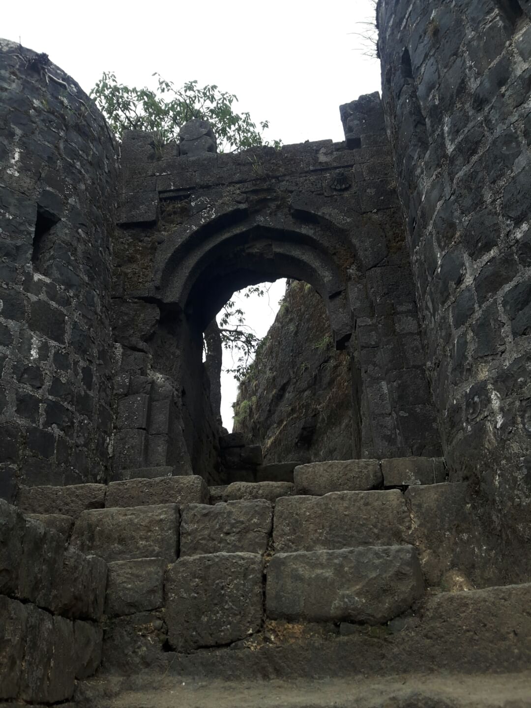 Ruins,Arch,Wall,Architecture,Stone wall,Building,Ancient history,Medieval architecture,Historic site,Fortification