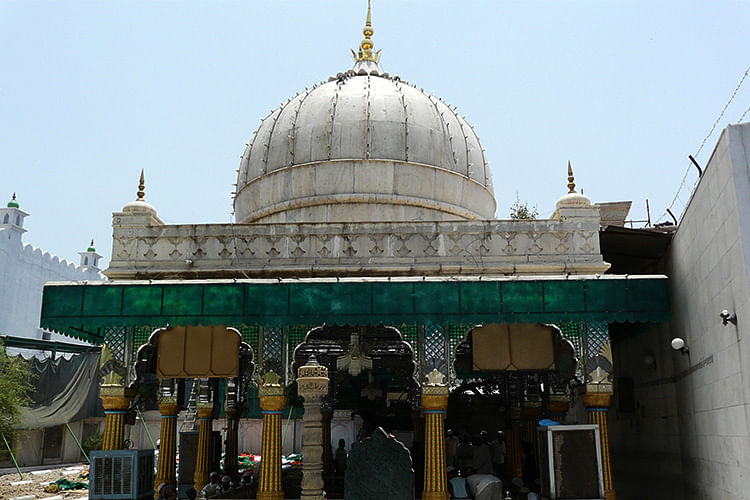 Dome,Place of worship,Dome,Khanqah,Holy places,Mosque,Building,Architecture,Byzantine architecture,Shrine