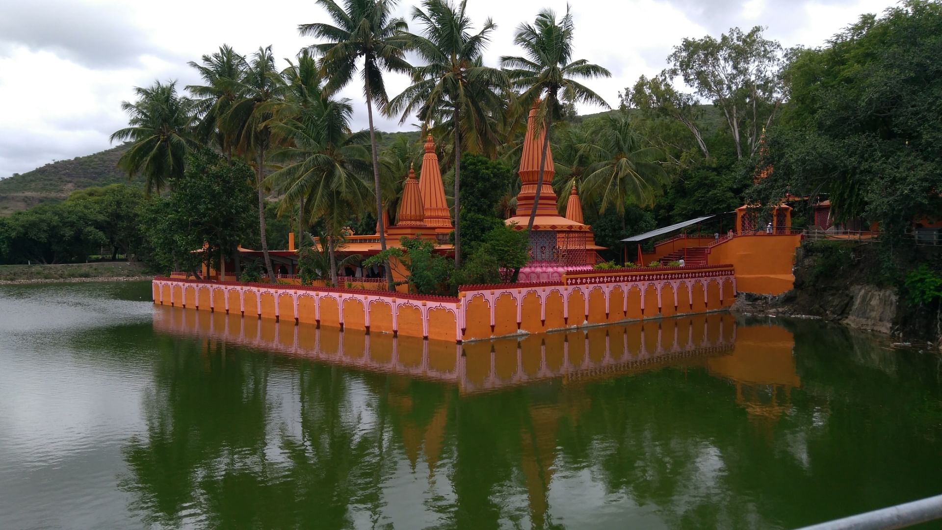 Temple,Wat,Botany,Place of worship,Architecture,Pond,Chinese architecture,Reflection,Tree,Building