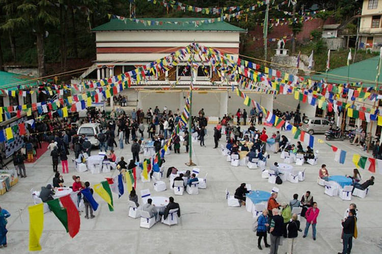 Crowd,Public space,Human settlement,Pedestrian,Tourism,Building,City,Plaza,Event,Tourist attraction