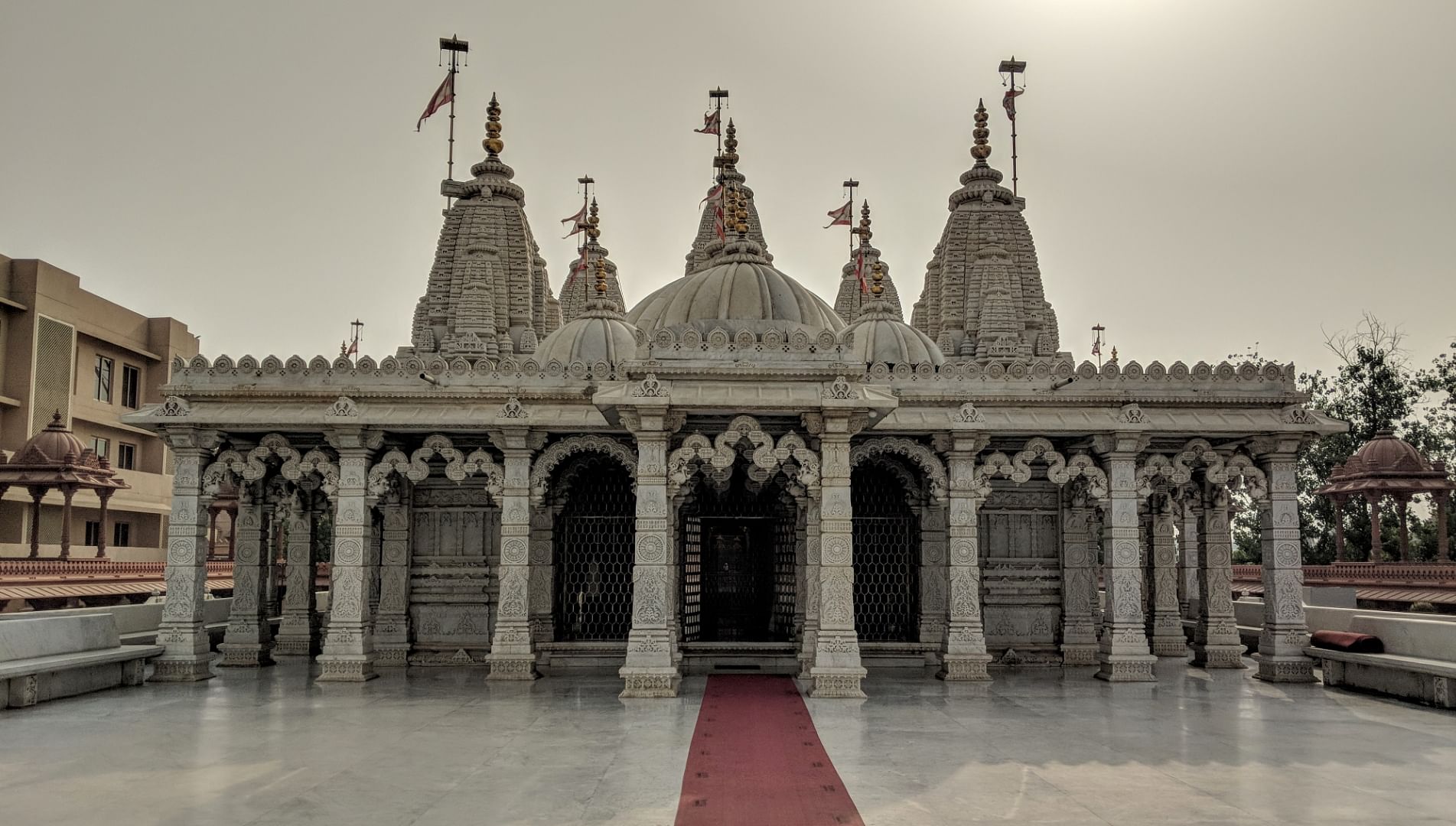 Hindu temple,Building,Temple,Place of worship,Landmark,Architecture,Historic site,Classical architecture,Temple,Facade