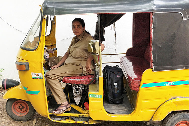 Motor vehicle,Mode of transport,Vehicle,Transport,Rickshaw,Yellow,Car,Commercial vehicle