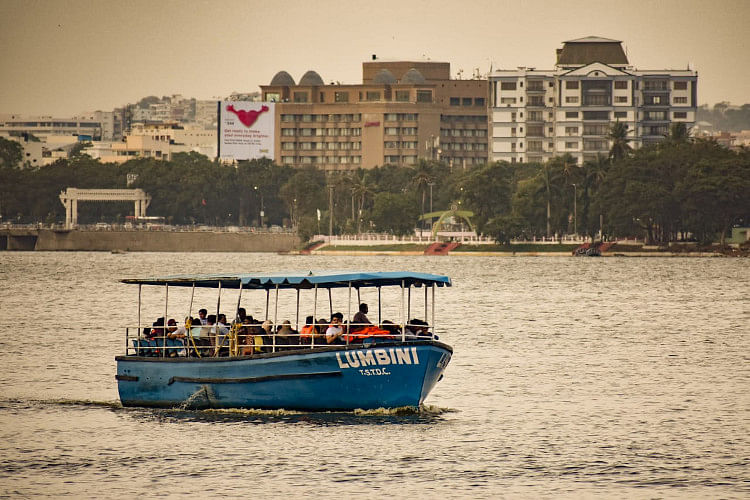 Water transportation,Boat,Vehicle,Water,Mode of transport,Waterway,Transport,Sky,Boating,Tourism