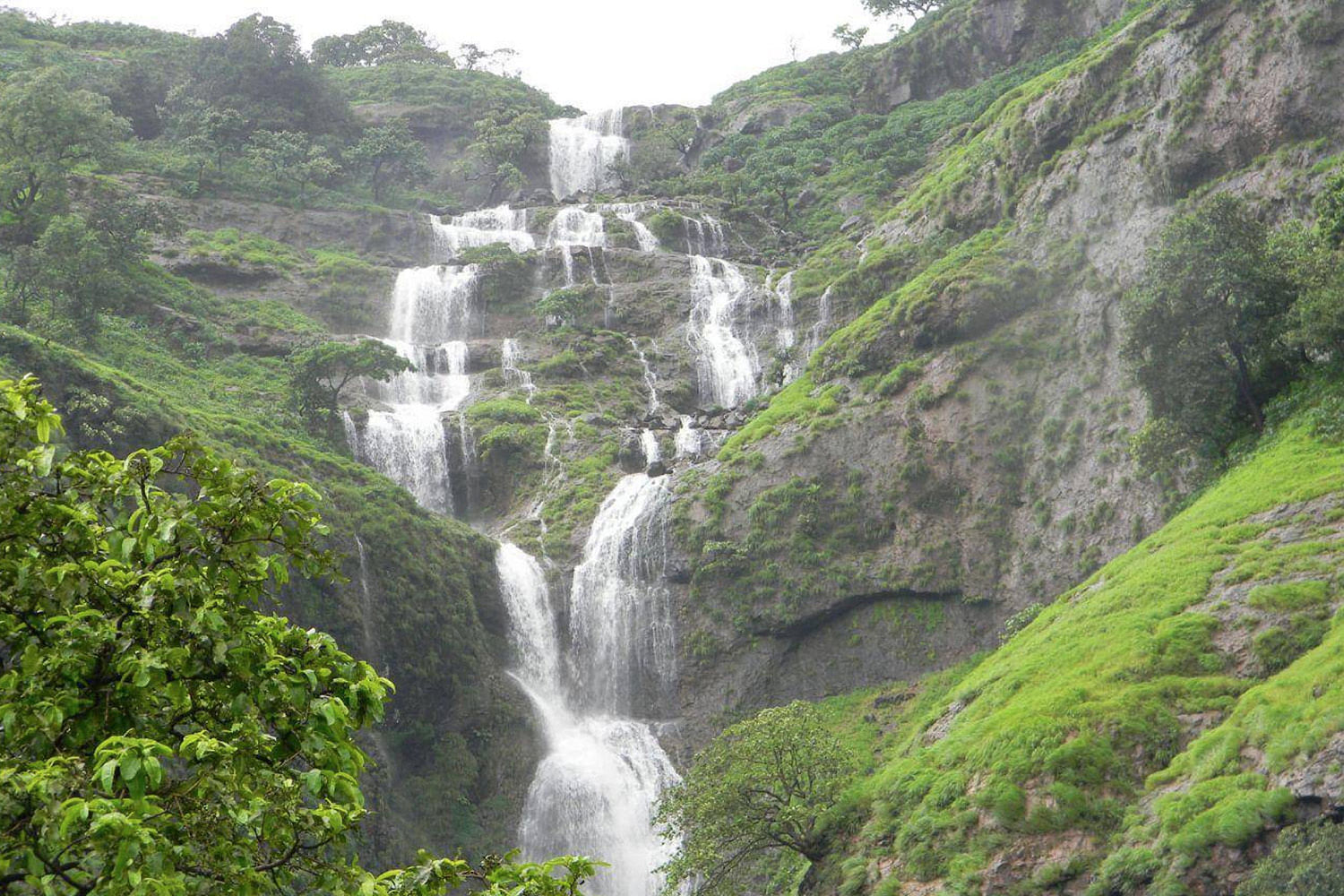 Waterfall,Water resources,Natural landscape,Body of water,Water,Nature,Nature reserve,Vegetation,Watercourse,Hill station