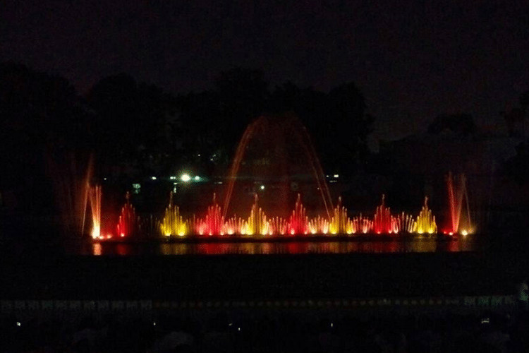 Fountain,Water feature,Night,Light,Lighting,Darkness,Stage,Midnight,Fire