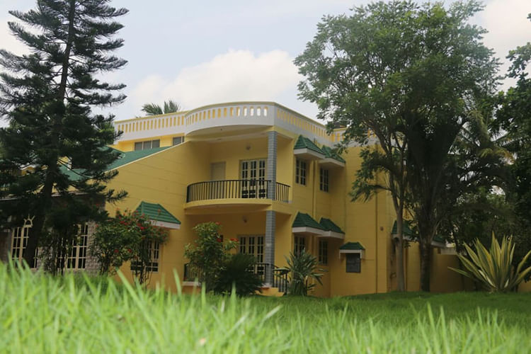 Property,Home,House,Real estate,Building,Estate,Architecture,Land lot,Mansion,Villa