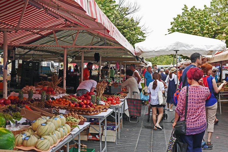 Marketplace,Market,Selling,Bazaar,Public space,Local food,Natural foods,Stall,Human settlement,Greengrocer