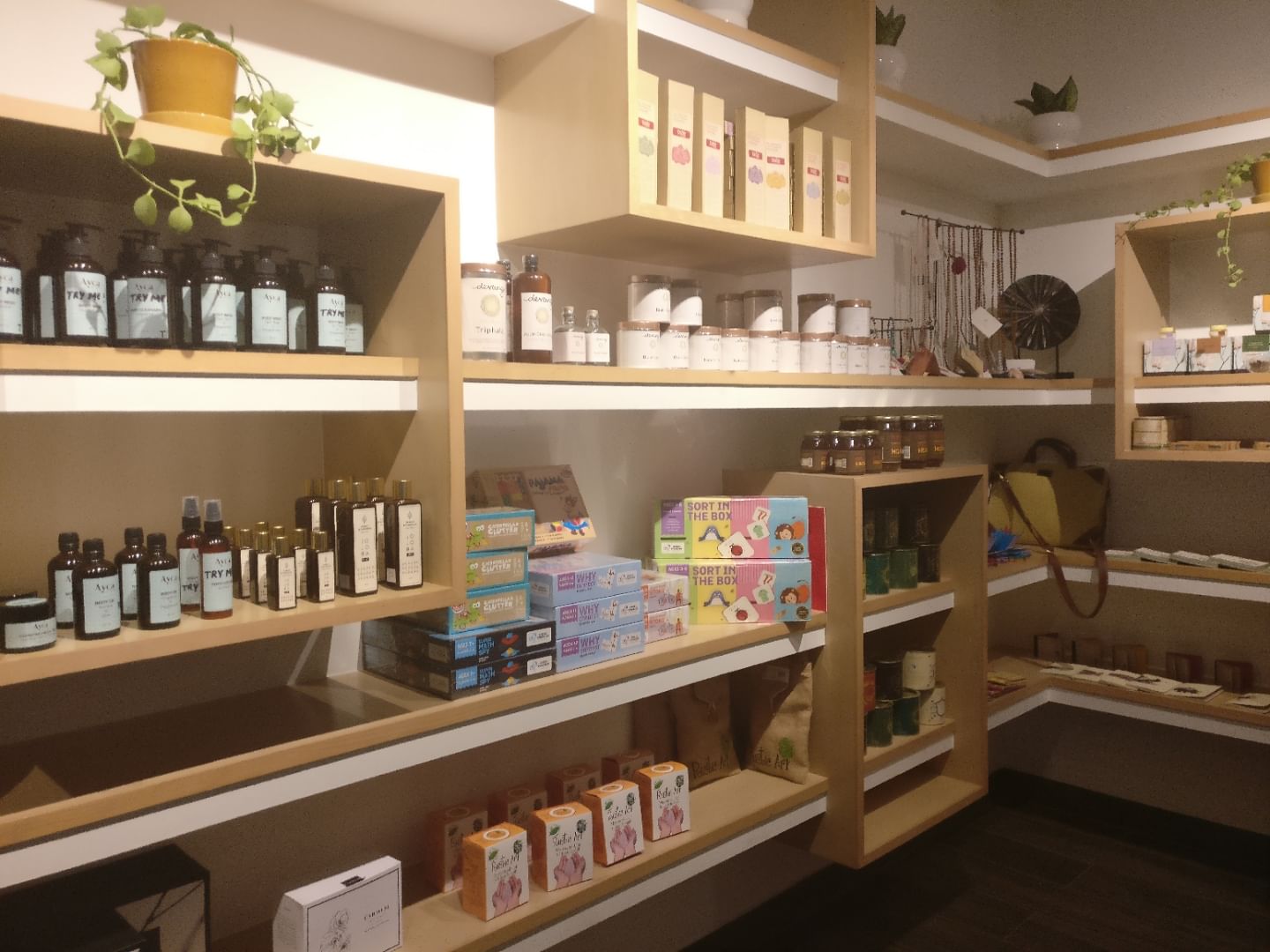 Shelf,Building,Product,Shelving,Interior design,Furniture,Room,Architecture,Retail,Outlet store