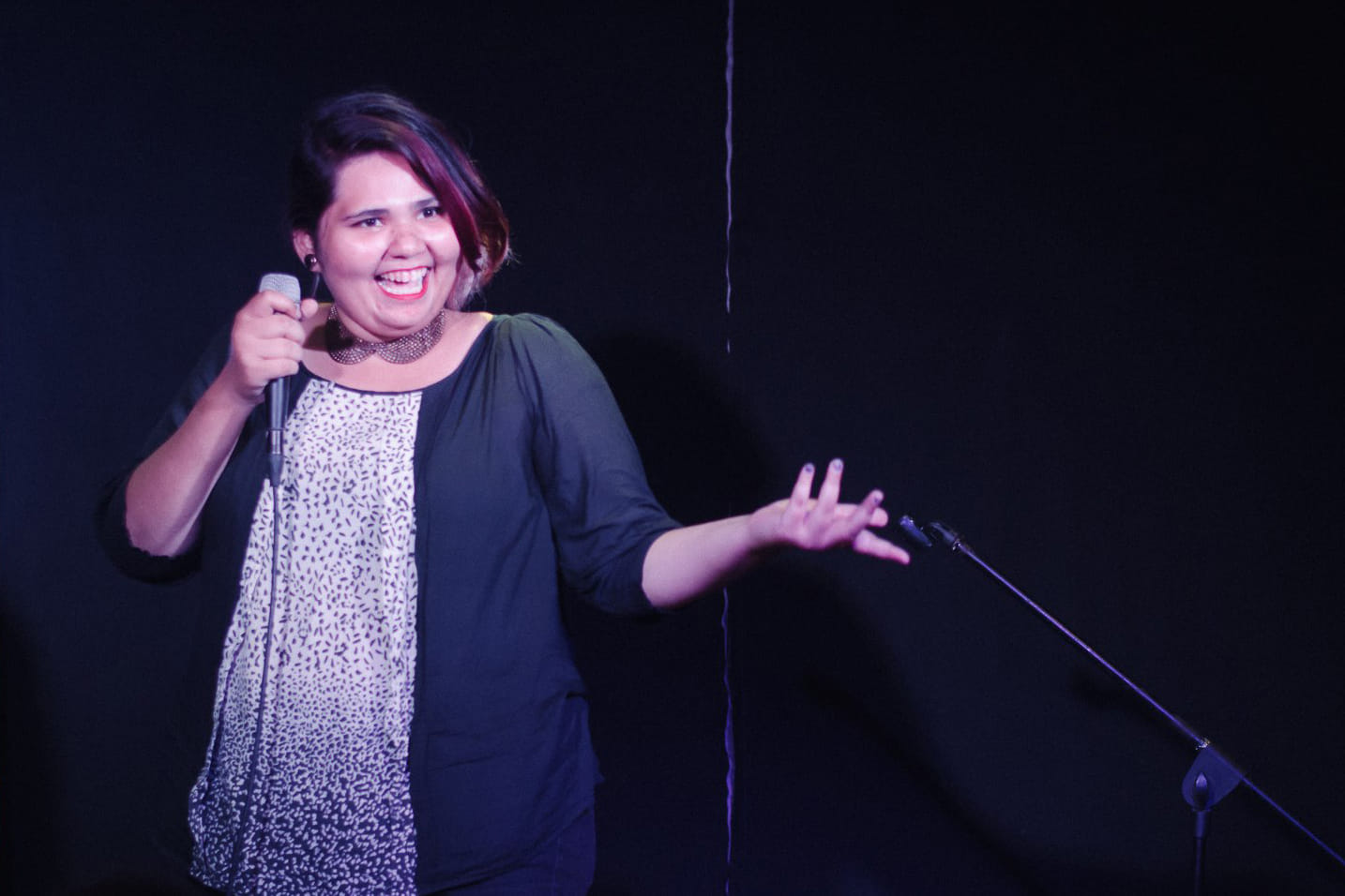 Performance,Entertainment,Purple,Singer,Performing arts,Talent show,Singing,Event,Stage,Microphone